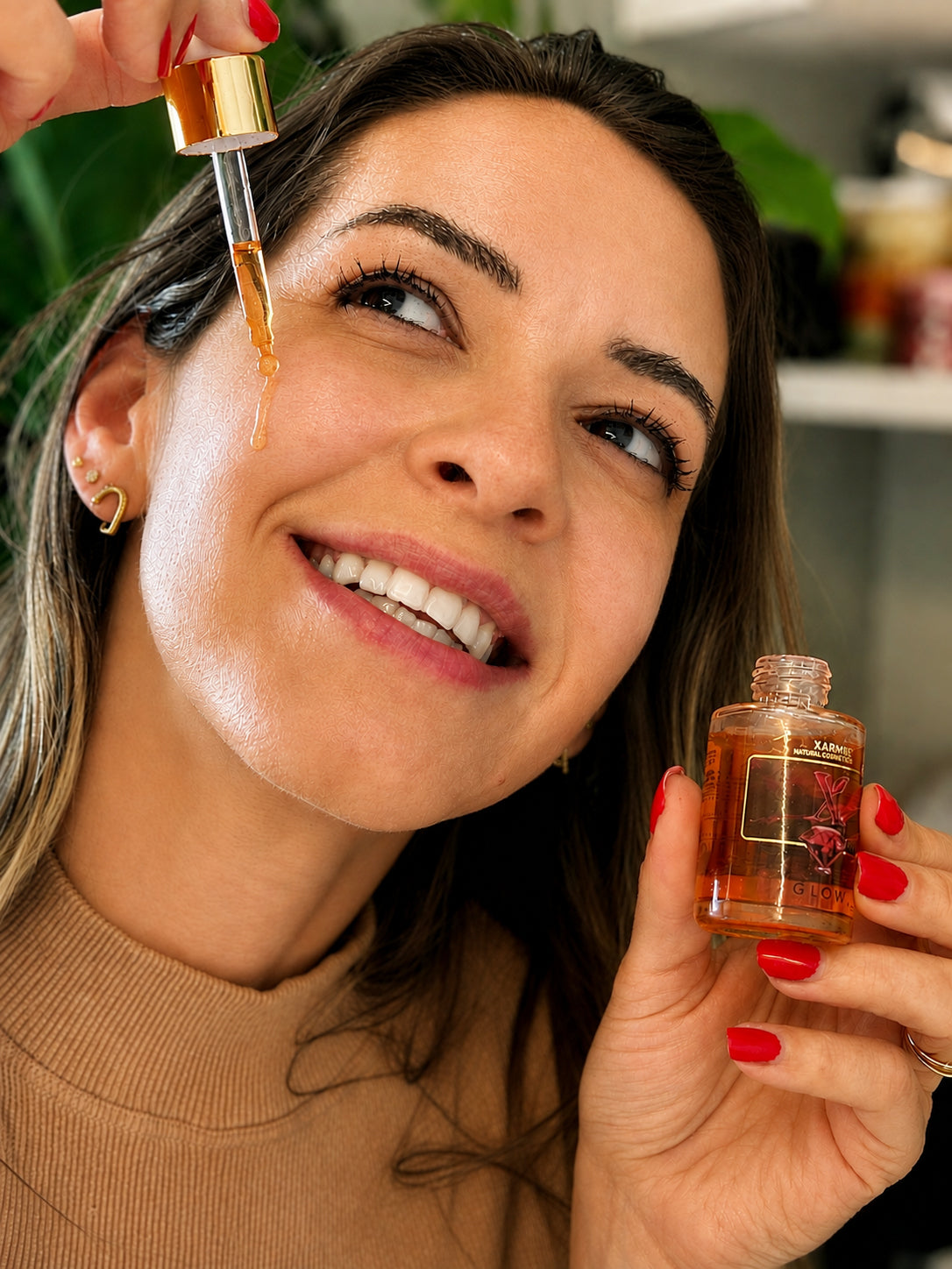 Mulher aplicando sérum Xarmie Naturais no rosto